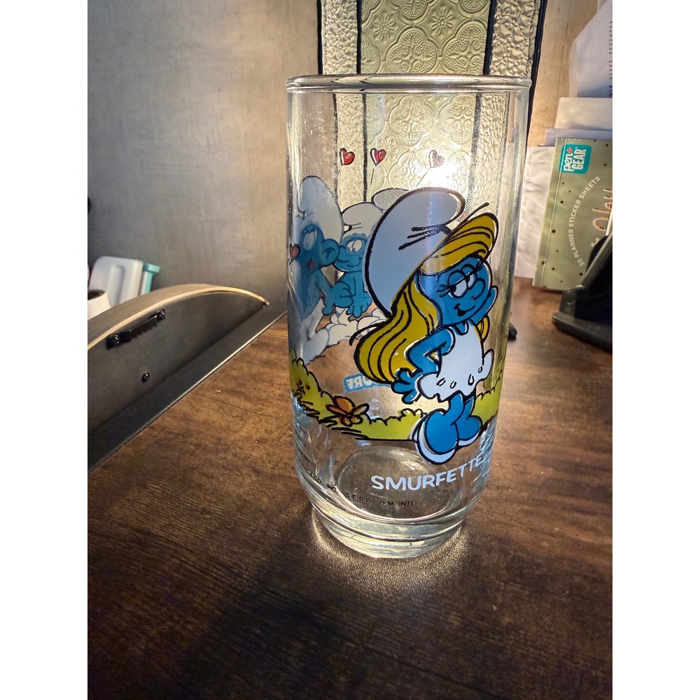 Vintage 1982 Smurfette Smurfs‎ Glass Tumbler Peyo Wallace Berrie Co Collectible